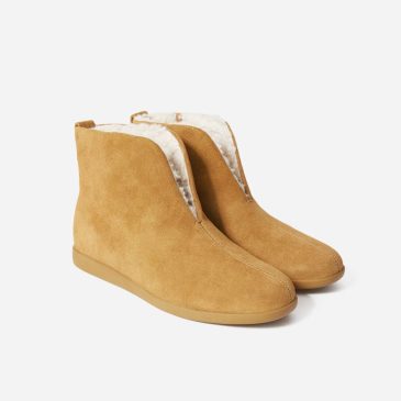Katie Holmes shuffles her Ugg boots